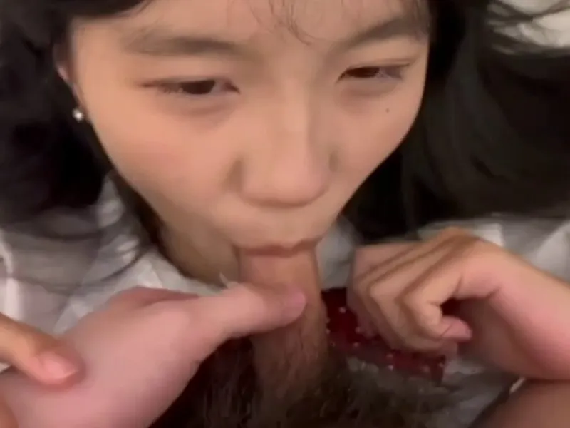 Em loli dễ thương liếm dương vật biến em thành con em đào dam dang p2